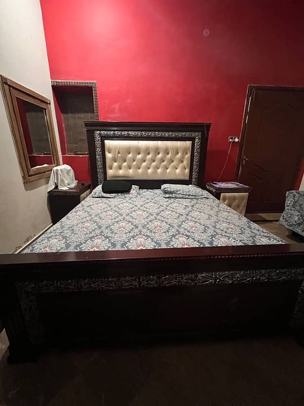 Stylish double bed set with two side tables & a dressing table 1