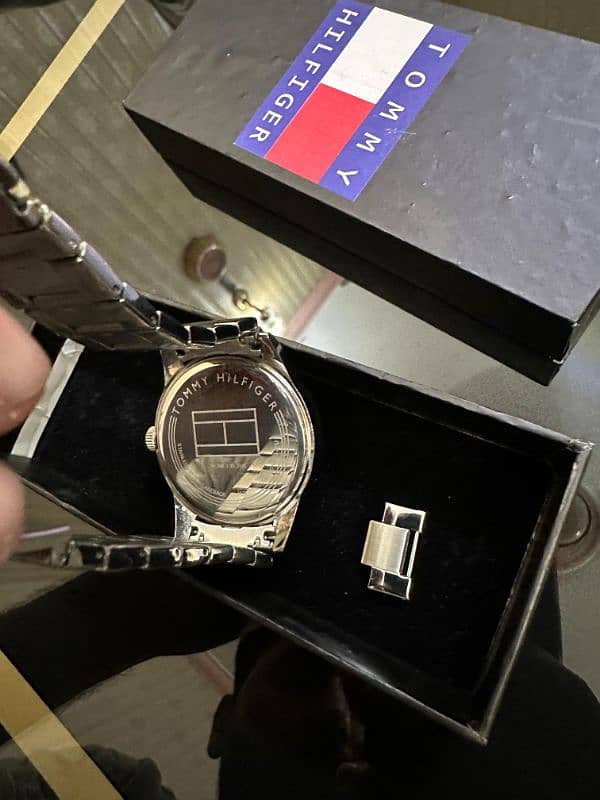 ORIGINAL LUXURY MEN'S TOMMY  HILFIGER WHITE AND SILVER WATCH FOR SALE 4