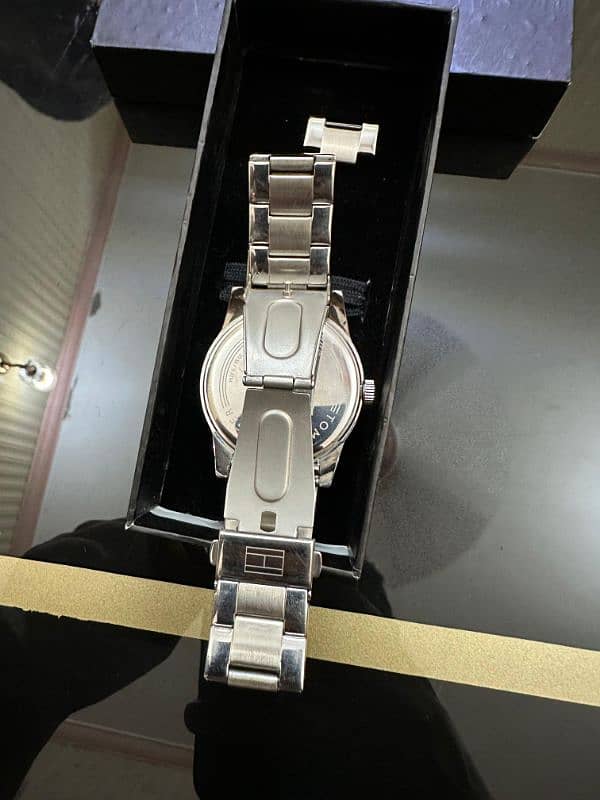 ORIGINAL LUXURY MEN'S TOMMY  HILFIGER WHITE AND SILVER WATCH FOR SALE 5