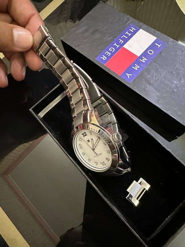 ORIGINAL LUXURY MEN'S TOMMY  HILFIGER WHITE AND SILVER WATCH FOR SALE 6