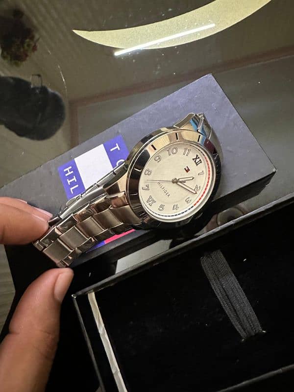 ORIGINAL LUXURY MEN'S TOMMY  HILFIGER WHITE AND SILVER WATCH FOR SALE 8