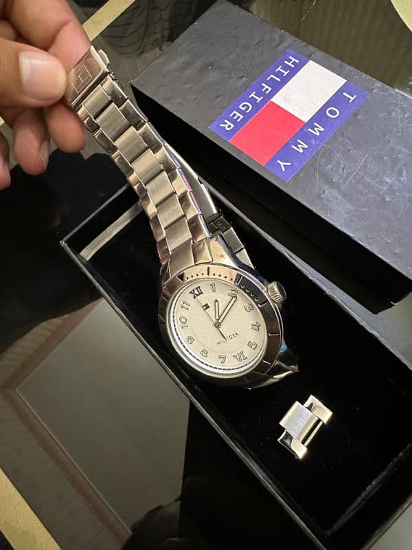 ORIGINAL LUXURY MEN'S TOMMY  HILFIGER WHITE AND SILVER WATCH FOR SALE 10