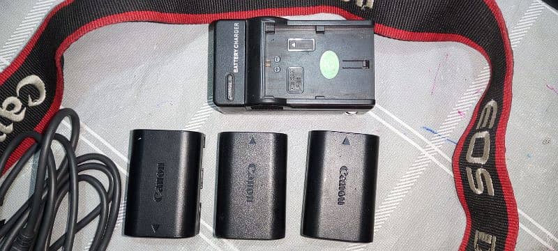 Canon DSLR camer with 3 Battery 32 /16 Gb CF card. 1