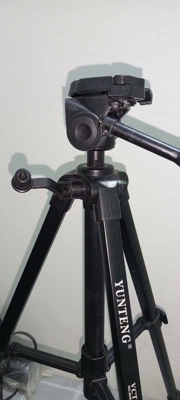 DSLR Camera Tripod in Good condition 0