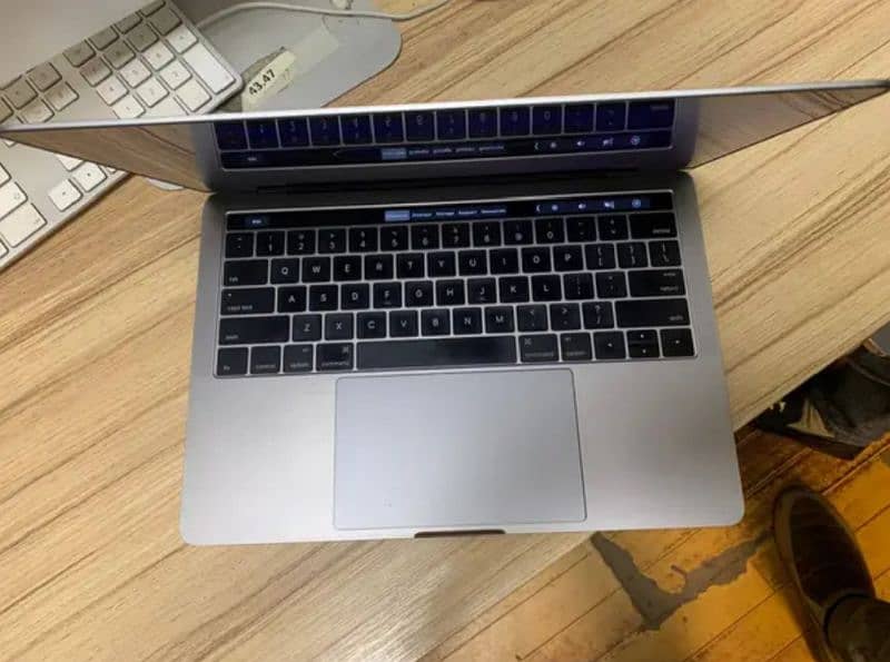 Apple Macbook pro 2016 13" (Touch Bar) 0