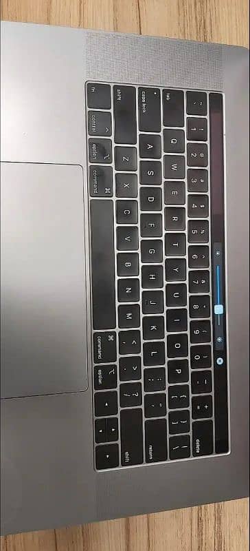 Apple Macbook pro 2016 13" (Touch Bar) 1