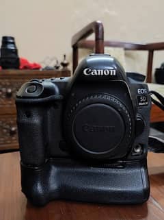 canon 5d mark iv with vertical grip