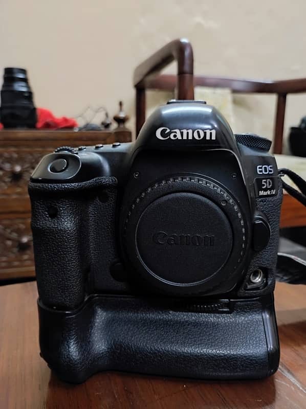 canon 5d mark iv with vertical grip 0