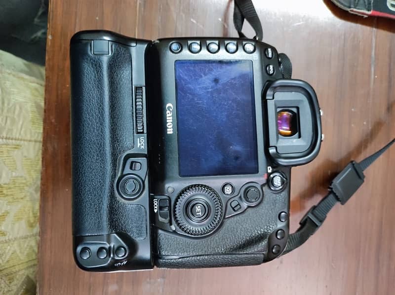 canon 5d mark iv with vertical grip 3