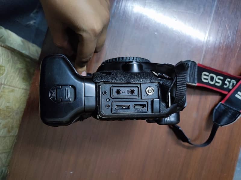 canon 5d mark iv with vertical grip 4