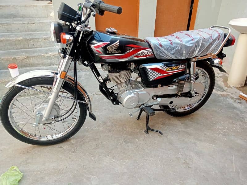 Honda CG 125 model 2024 ka 10 month unregistered 2300 so km Chali ve 0