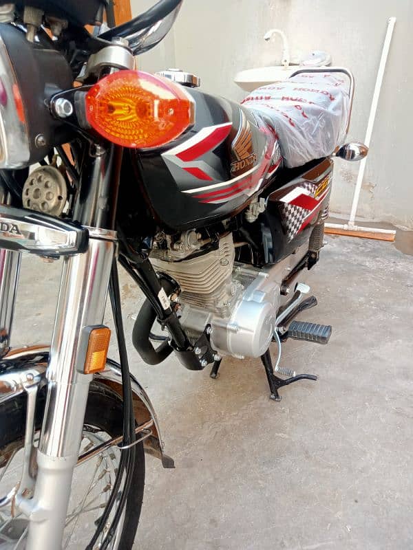 Honda CG 125 model 2024 ka 10 month unregistered 2300 so km Chali ve 1