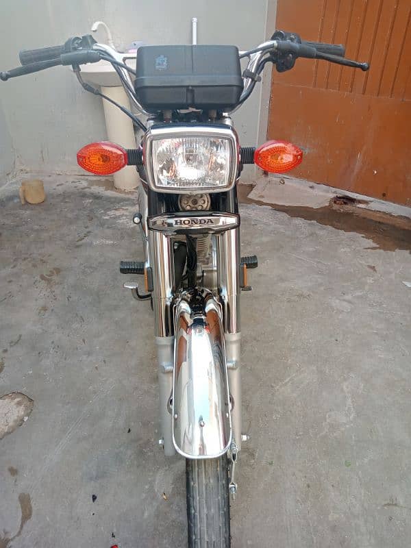 Honda CG 125 model 2024 ka 10 month unregistered 2300 so km Chali ve 2