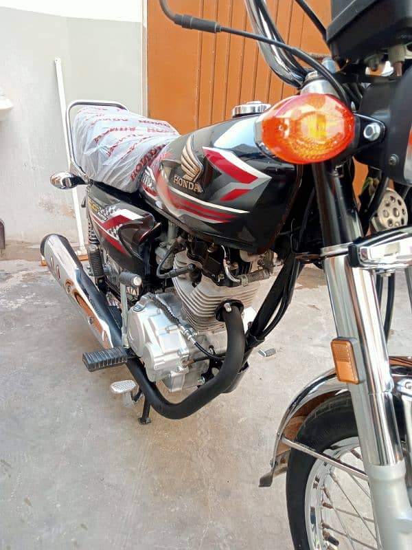 Honda CG 125 model 2024 ka 10 month unregistered 2300 so km Chali ve 3