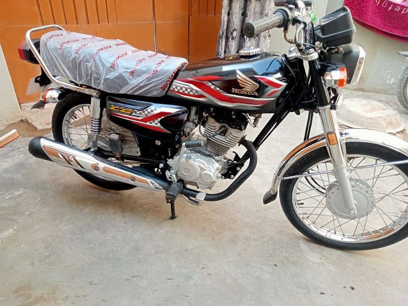 Honda CG 125 model 2024 ka 10 month unregistered 2300 so km Chali ve 4