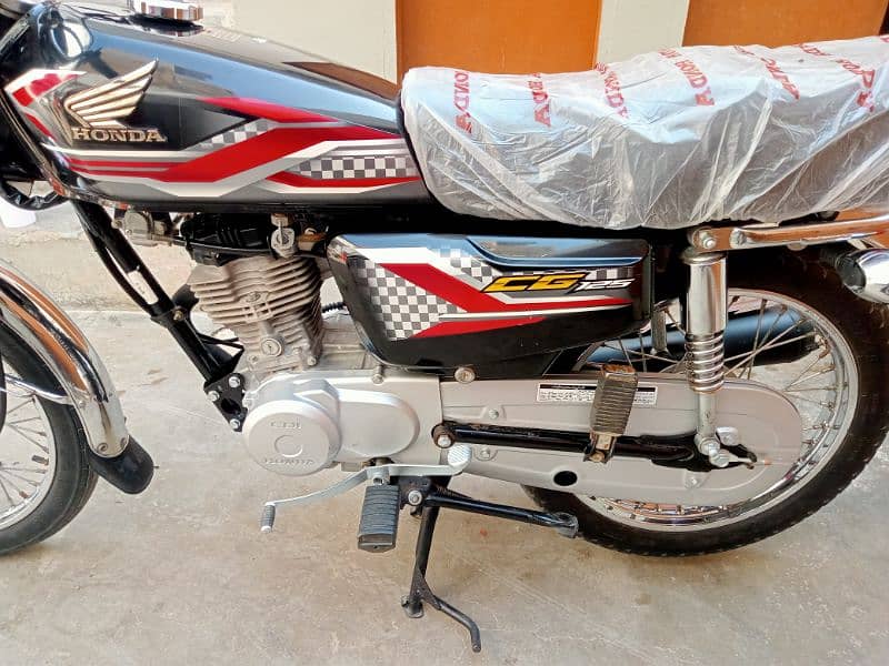 Honda CG 125 model 2024 ka 10 month unregistered 2300 so km Chali ve 7