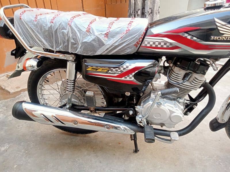 Honda CG 125 model 2024 ka 10 month unregistered 2300 so km Chali ve 8