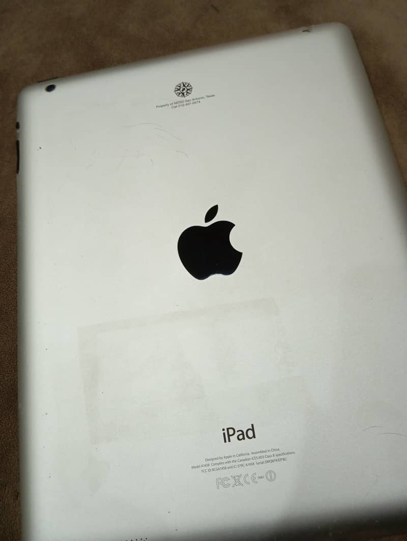 Ipad 4th Generation with Cover and Charger 0