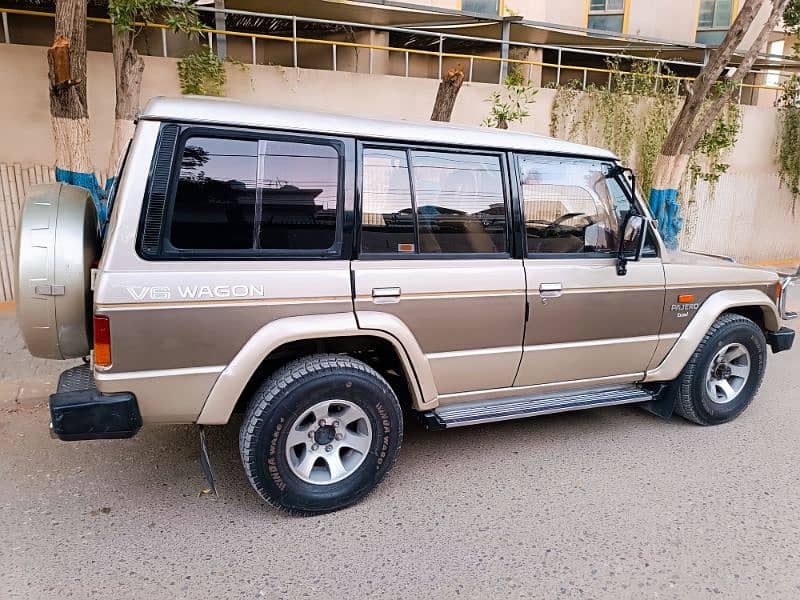 Mitsubishi Pajero 1986 4