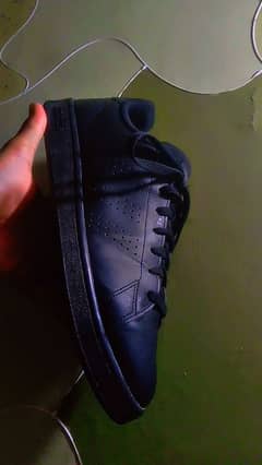 Adidas universal men advantage base black shoes look like new