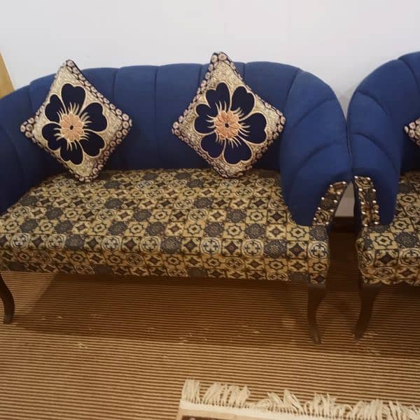 4 seater Victorian style sofa 0