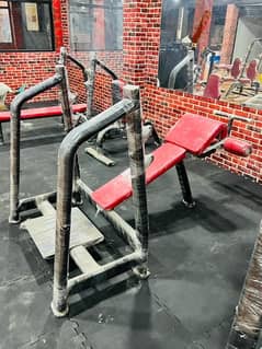 Local gym/gym equipment/gym machines/gym bench/leg press/crossover/