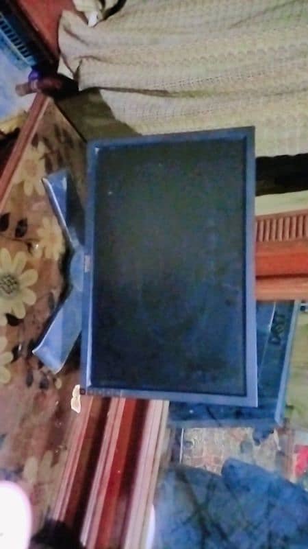 17 inch LCD in good condition for sale  chotay 2 esport hain neachay 0