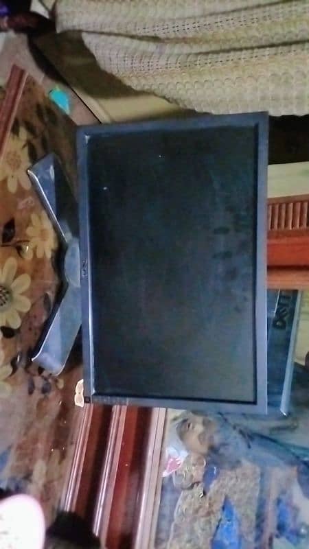 17 inch LCD in good condition for sale  chotay 2 esport hain neachay 1