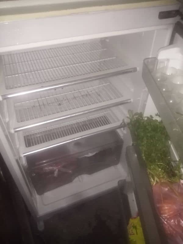 dawlance full saiz or medium size fridge 0