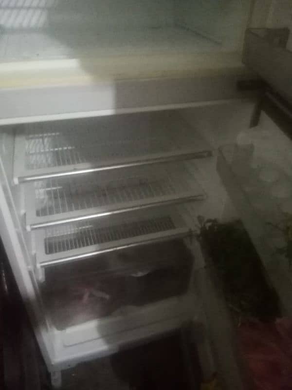 dawlance full saiz or medium size fridge 4