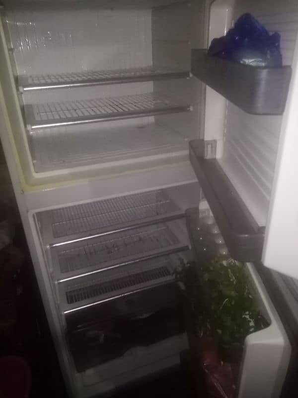 dawlance full saiz or medium size fridge 7