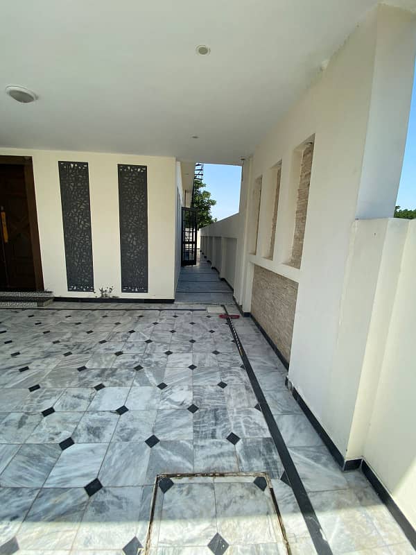 10 Marla Luxury House Available For RENT In Bahria Town Phase 8 (C BLOCK) 1