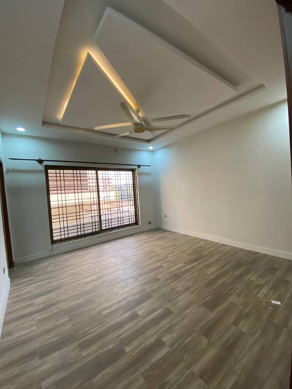 10 Marla Beautifull UPPER PORTION Available For RENT In Bahria Town Phase 8 E BLOCK 9