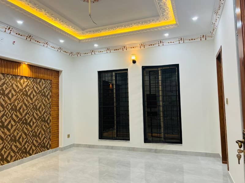 1 Kanal Superb 3 bed Upper Portion In Wapda Town 4