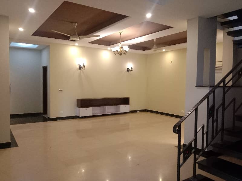 1 Kanal Beautiful House Facing Park Available For Rent In DHA 21