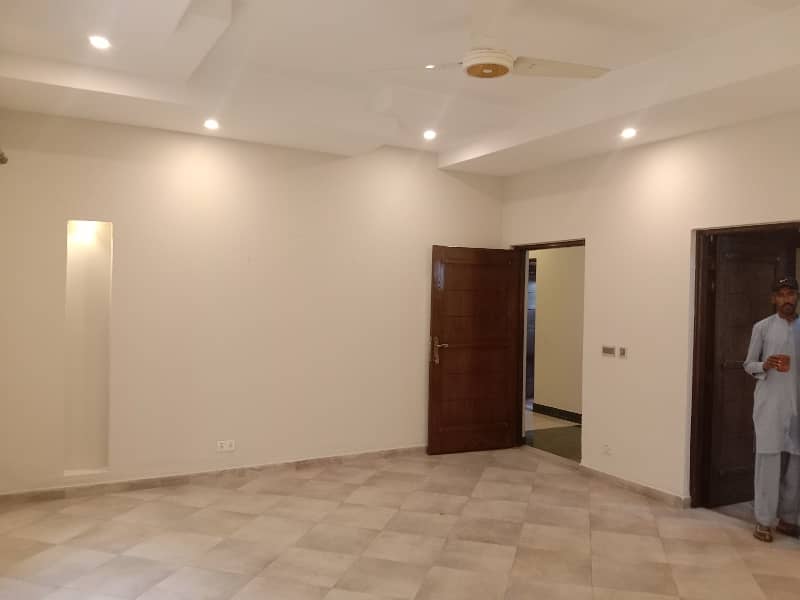 1 Kanal Beautiful House Facing Park Available For Rent In DHA 37