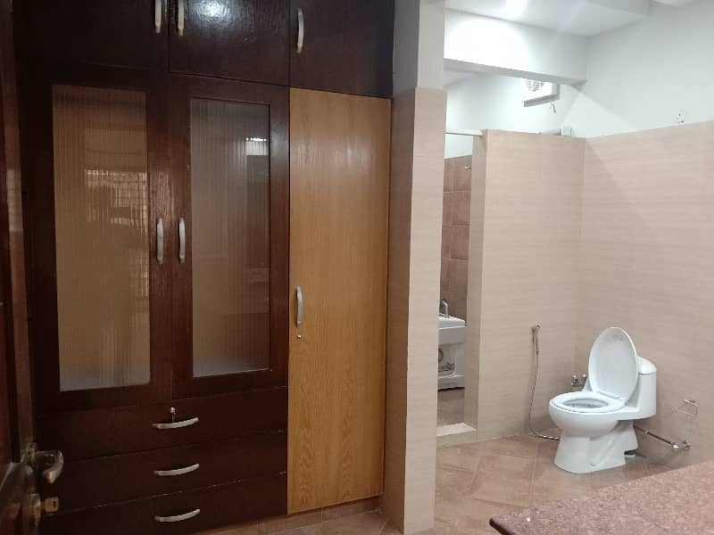 1 Kanal Beautiful House Facing Park Available For Rent In DHA 40