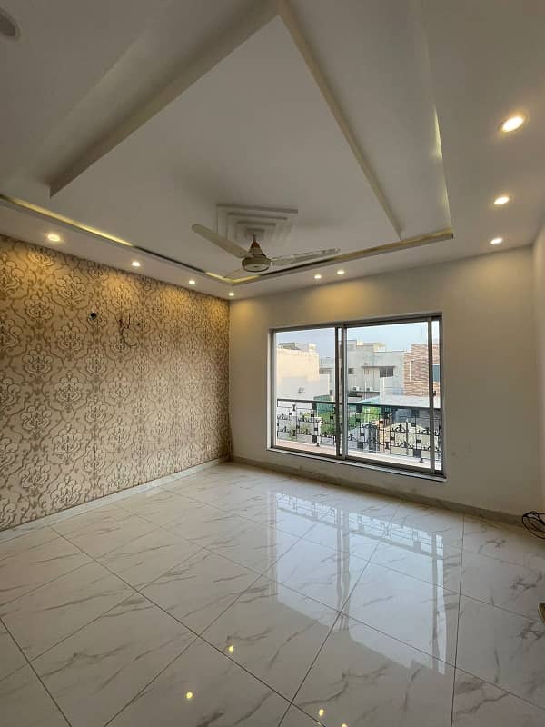 10 Marla Beautiful House Available For Rent In DHA Good Option Beautiful Location 8