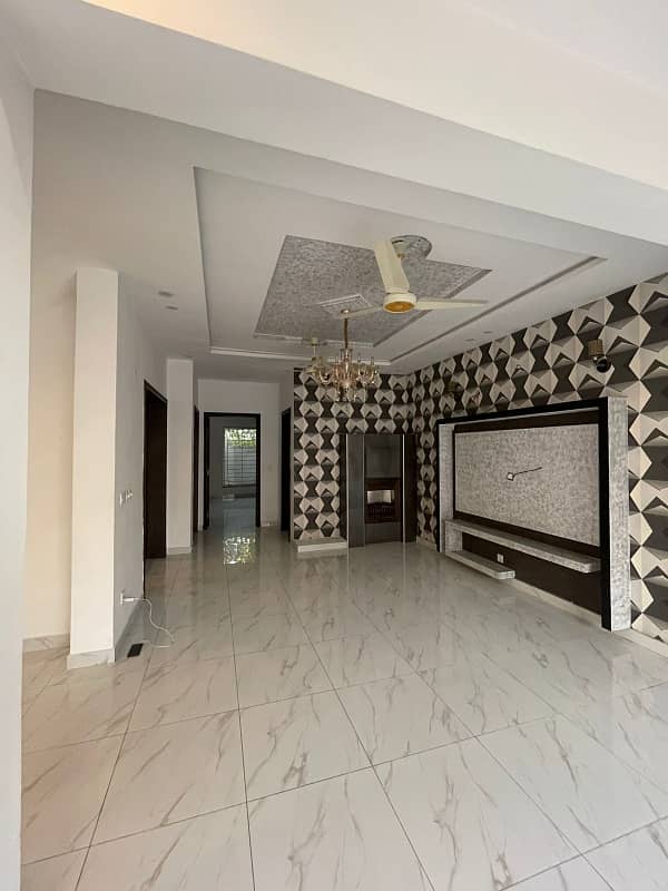 10 Marla Beautiful House Available For Rent In DHA Good Option Beautiful Location 11