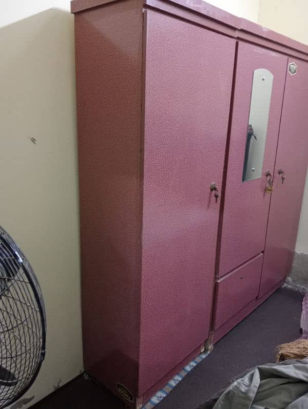 3 doors cupboard 0