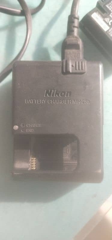 Nikon Camera ki ek batry ek charger 0