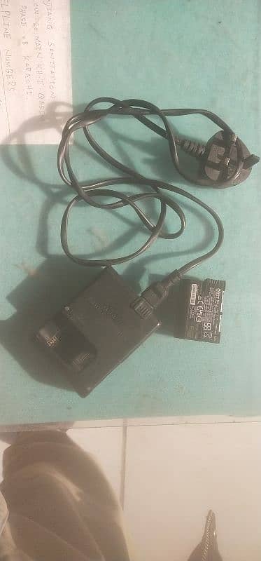 Nikon Camera ki ek batry ek charger 1