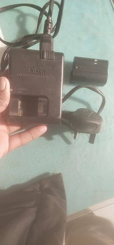 Nikon Camera ki ek batry ek charger 4