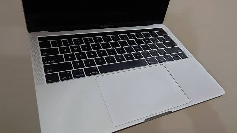 MacBook Pro i5 8th gen 2019 4