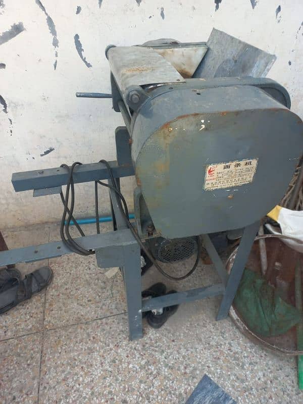 mechine chalatay haa                 : yeh roller press machine hy 0