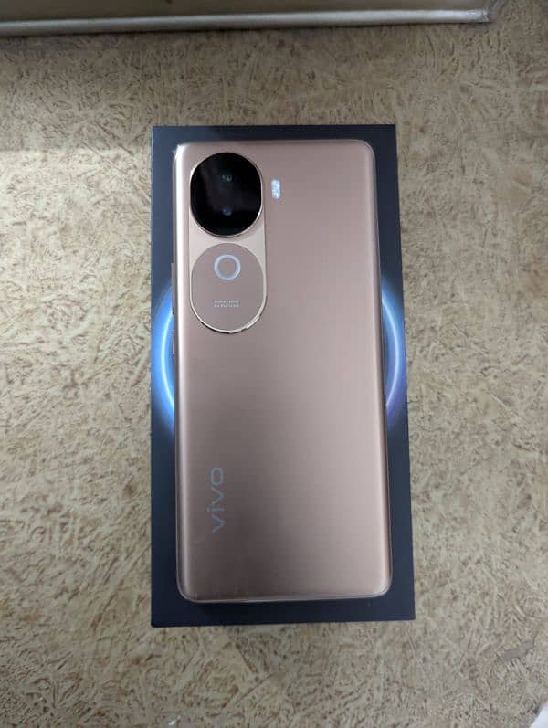 VIVO V40E 4