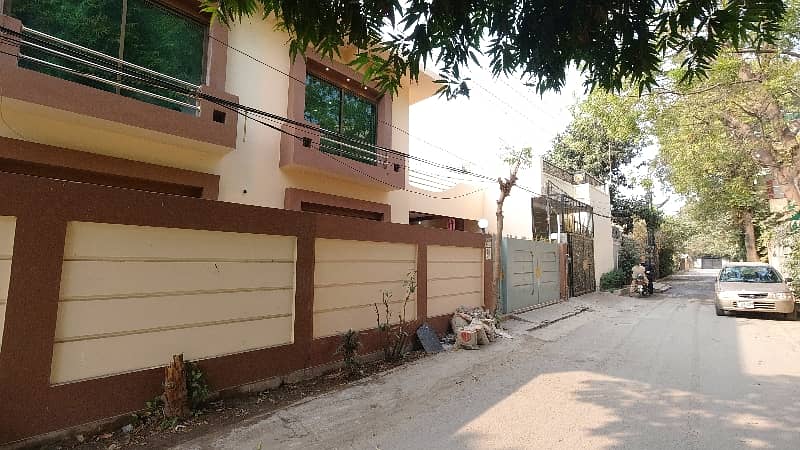 Aesthetic Prime Location House Of 10 Marla For Sale Is Available 3