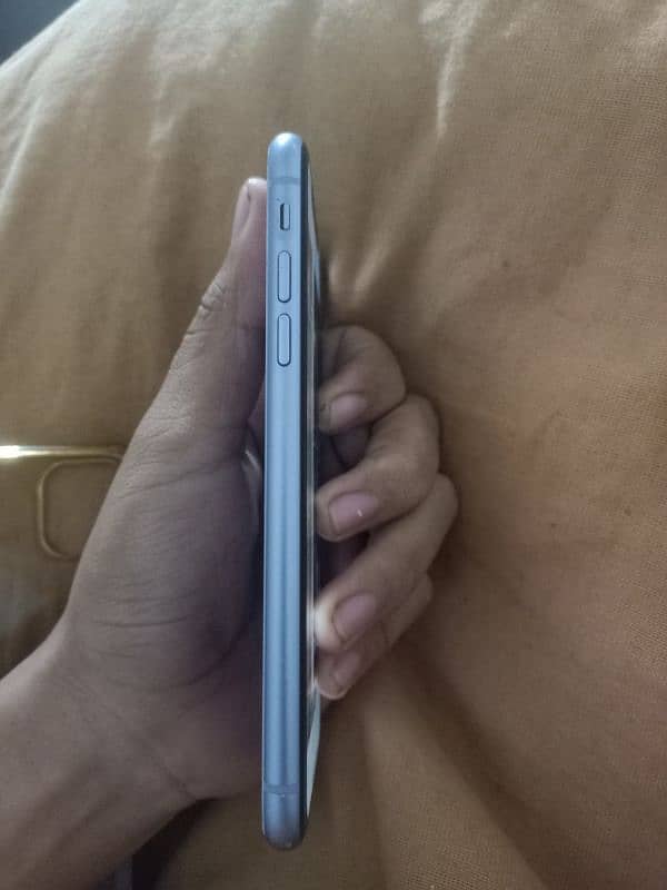 iphone 11 non pta back crack and front Mai light dot hai 64 gb 1