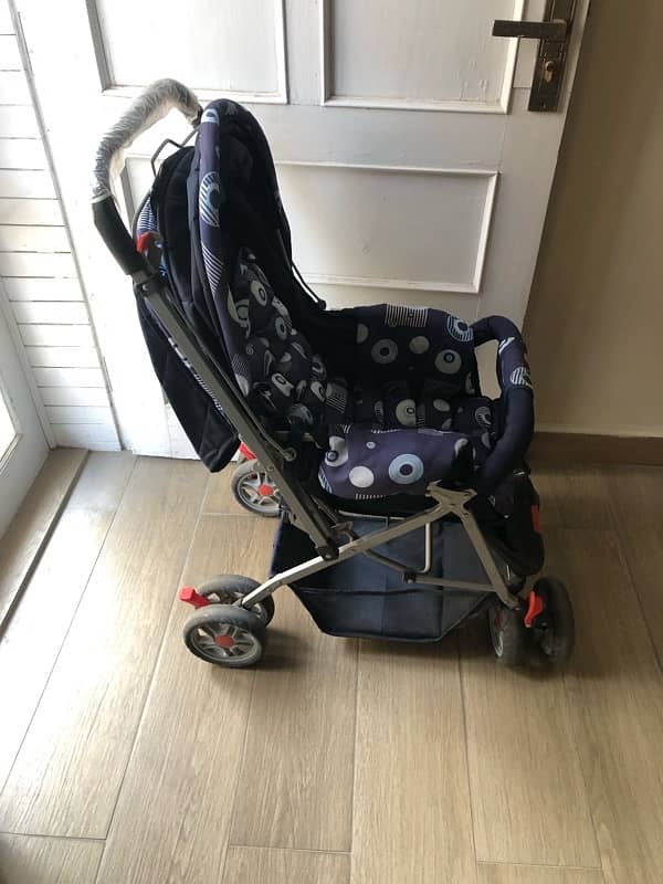 Stroller, Bath tub, Car seat and baby cot for sale 2