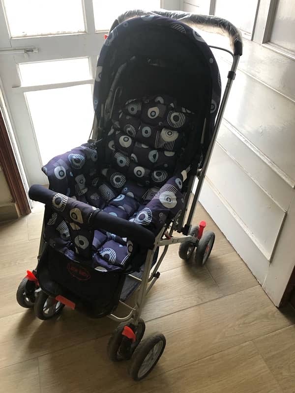 Stroller, Bath tub, Car seat and baby cot for sale 3